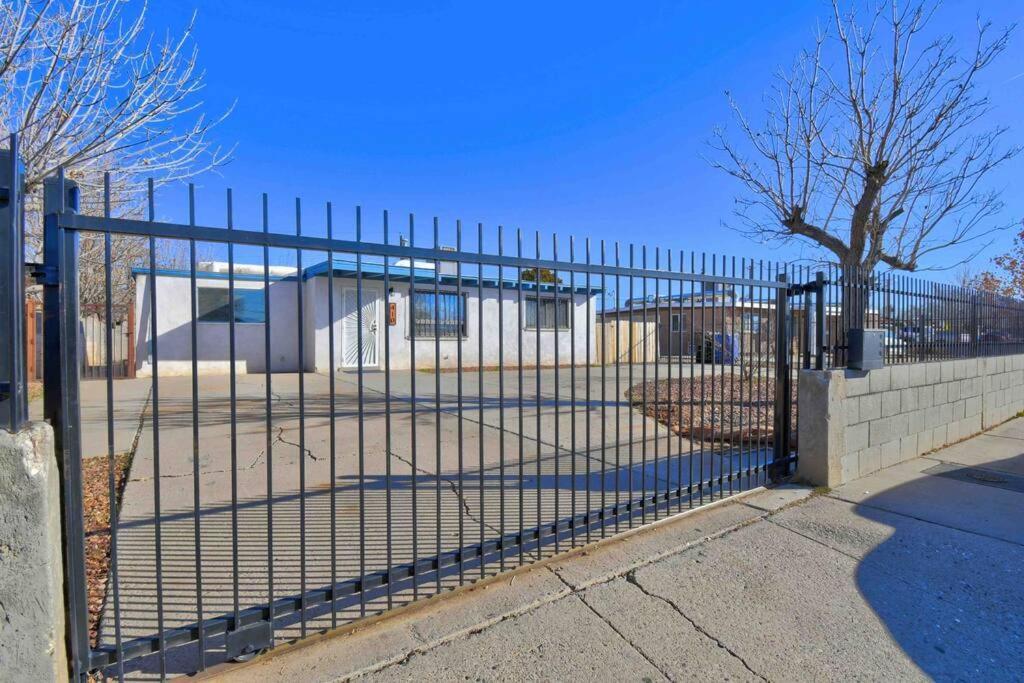Вилла Casa Charleston-3Br-2Bath-Hot Tub-Pet Friendly-No Pet Fees! Альбукерке Экстерьер фото